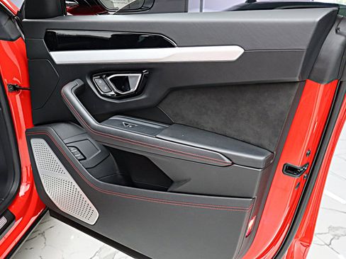 Used 2020 Lamborghini Urus AWD/4WD image 47
