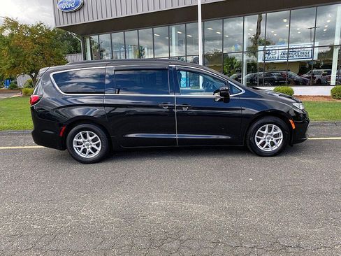 Used 2022 Chrysler Pacifica Touring-L FWD image 5