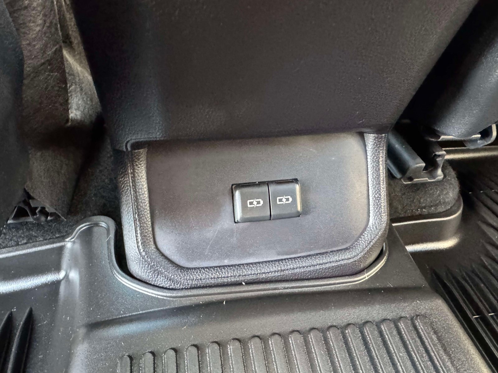 Used 2023 Toyota Highlander XLE AWD/4WD image 24