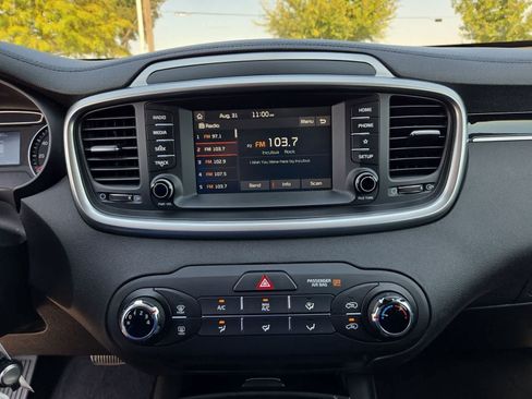 Used 2019 Kia Sorento FWD image 25