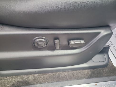 Used 2013 Cadillac Escalade Premium RWD image 29