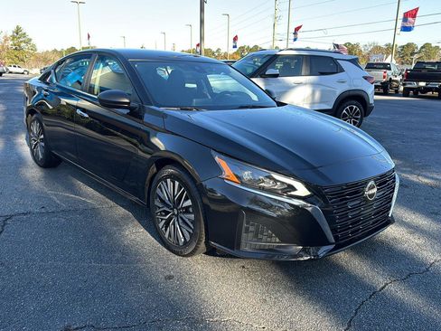 Used 2024 Nissan Altima 2.5 SV image 6