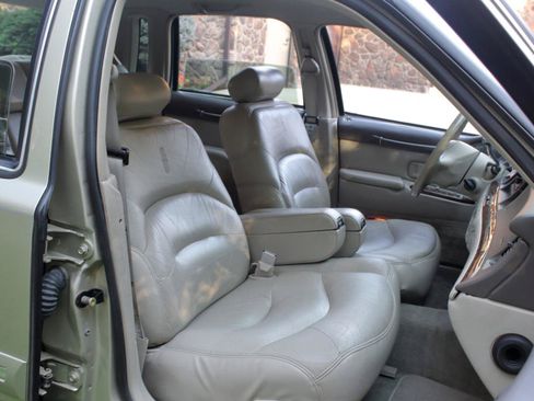 Used 1997 Lincoln Town Car Signature RWD image 48
