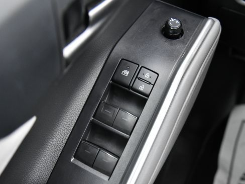 Used 2022 Toyota Highlander LE AWD/4WD image 32