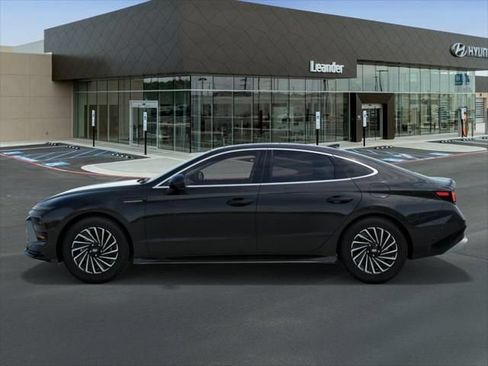 Used 2025 Hyundai Sonata Limited FWD image 3