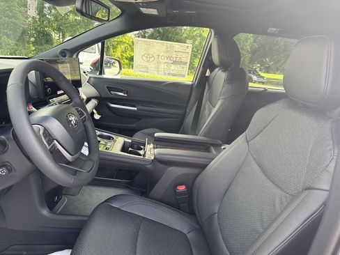 New 2025 Toyota Sienna Platinum image 14
