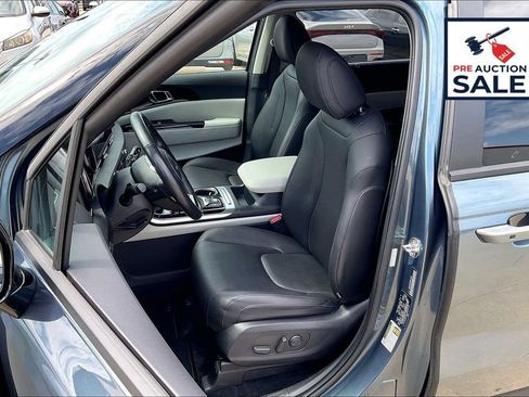 Used 2024 Kia Carnival EX FWD image 24