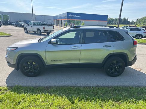 Used 2018 Jeep Cherokee Latitude w/ Altitude Package FWD image 11