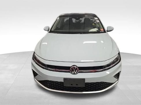 Used 2025 Volkswagen Jetta SE FWD image 2