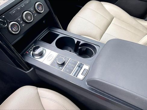 Used 2019 Land Rover Discovery SE AWD/4WD image 16