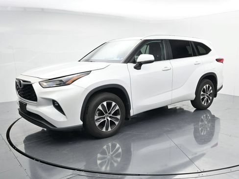 Used 2023 Toyota Highlander XLE AWD/4WD image 4