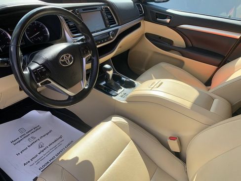 Used 2017 Toyota Highlander XLE AWD/4WD image 11