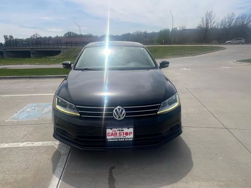 Used 2017 Volkswagen Jetta SE image 3