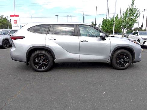 Certified 2024 Toyota Highlander LE AWD/4WD image 2