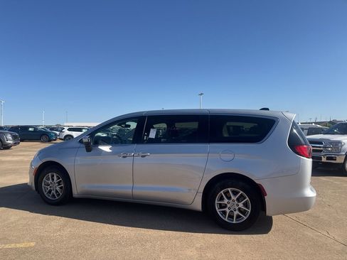 Used 2023 Chrysler Voyager LX image 13