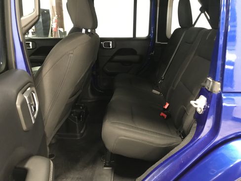 Used 2018 Jeep Wrangler Unlimited Sahara AWD/4WD image 10