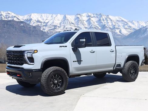 Used 2025 Chevrolet Silverado 2500 ZR2 w/ Technology Package AWD/4WD image 2