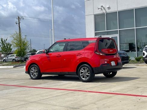 Used 2022 Kia Soul LX FWD image 4