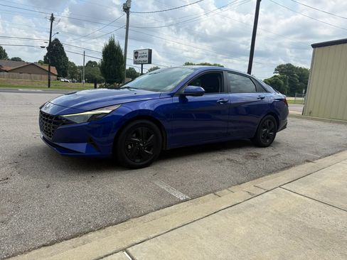 Used 2023 Hyundai Elantra SEL w/ Cargo Package FWD image 4