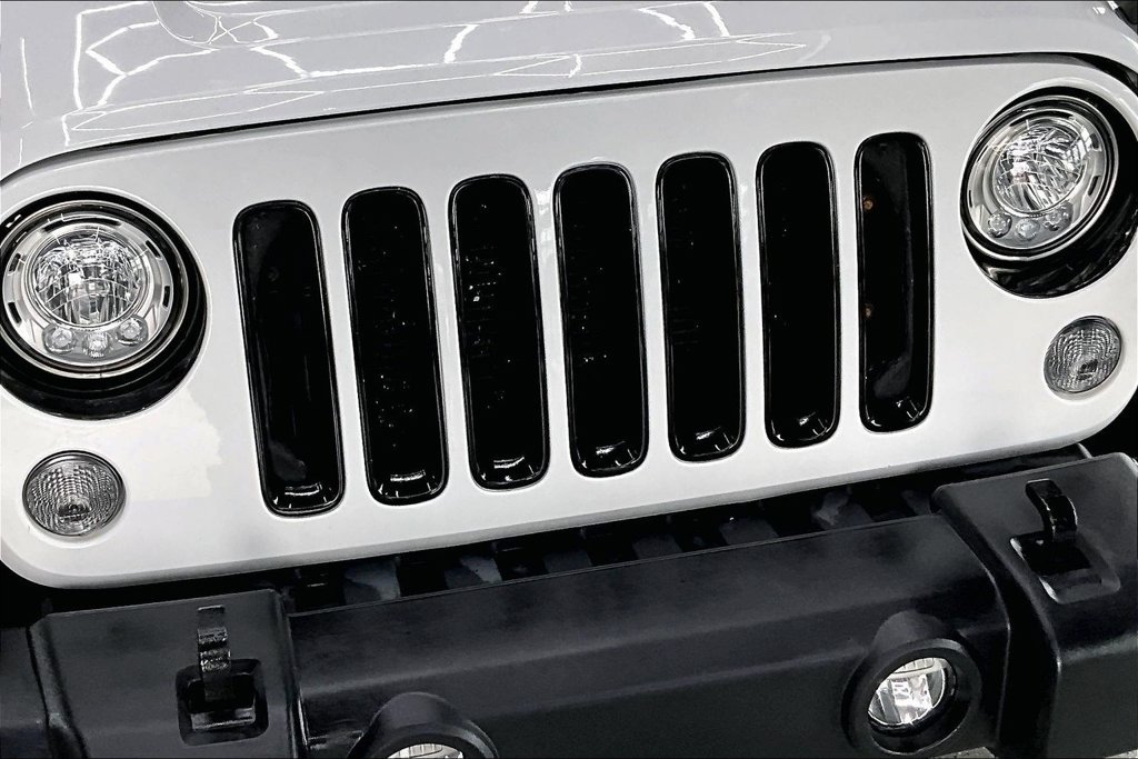 Used 2018 Jeep Wrangler Unlimited Sahara AWD/4WD image 34