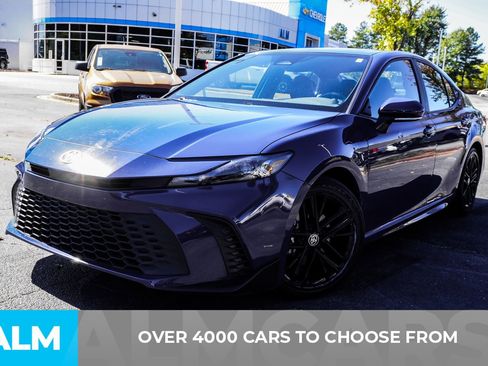 Used 2025 Toyota Camry SE image 3