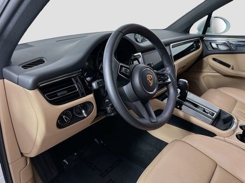 Certified 2026 Porsche Macan AWD/4WD image 4