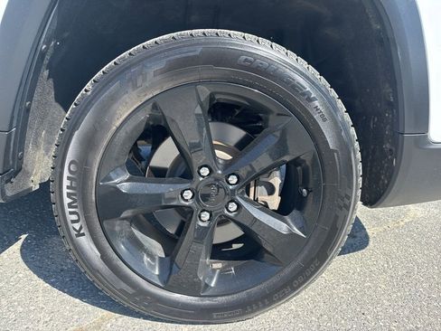 Used 2023 Jeep Grand Cherokee L Laredo image 29