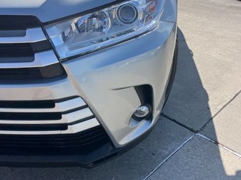 Used 2019 Toyota Highlander XLE FWD image 13