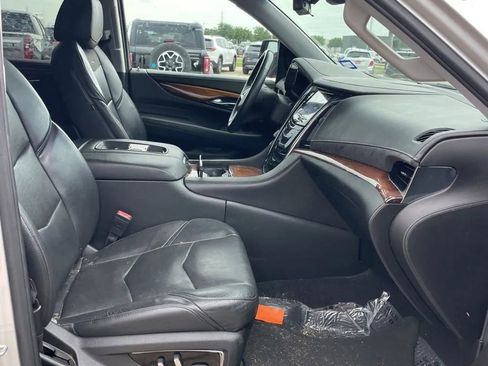 Used 2017 Cadillac Escalade ESV Luxury AWD/4WD image 22
