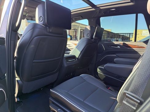 Used 2024 Cadillac Escalade Premium Luxury w/ Performance Package image 10