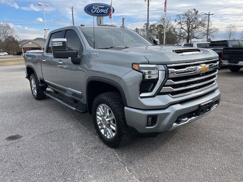 Used 2024 Chevrolet Silverado 3500 High Country w/ High Country Premium Package image 3