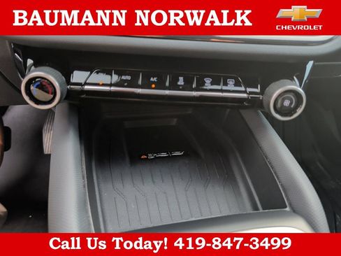 Used 2025 Chevrolet Equinox EV RS FWD image 23