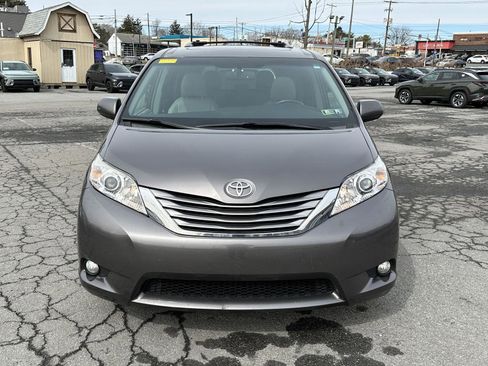 Used 2017 Toyota Sienna XLE Premium image 3