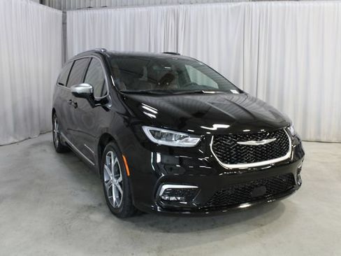 Used 2026 Chrysler Pacifica Pinnacle FWD image 41