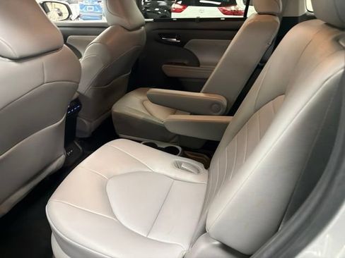 Used 2022 Toyota Highlander XLE AWD/4WD image 15