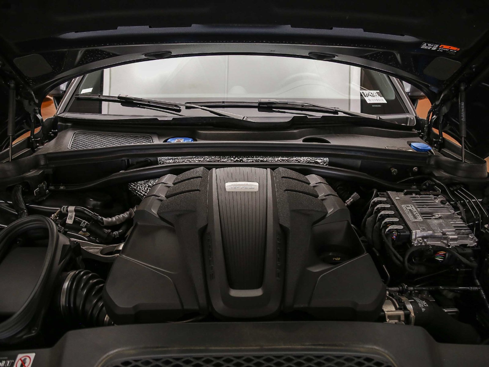 Certified 2025 Porsche Macan S AWD/4WD image 32