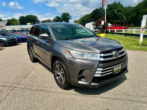 Used 2018 Toyota Highlander XLE AWD/4WD image 3