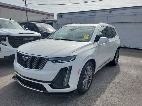 Used 2022 Cadillac XT6 Premium Luxury image 2
