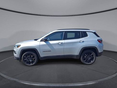 Used 2025 Jeep Compass Latitude w/ Convenience Group AWD/4WD image 5
