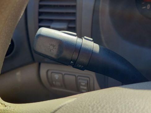 Used 2011 Kia Sedona LX FWD image 27