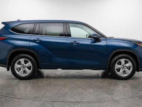 Used 2025 Toyota Highlander LE image 11
