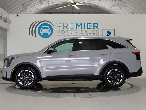 Used 2025 Kia Sorento S w/ Panoramic Sunroof Package FWD image 3