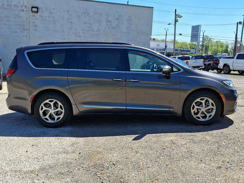 Used 2023 Chrysler Pacifica Limited FWD image 5