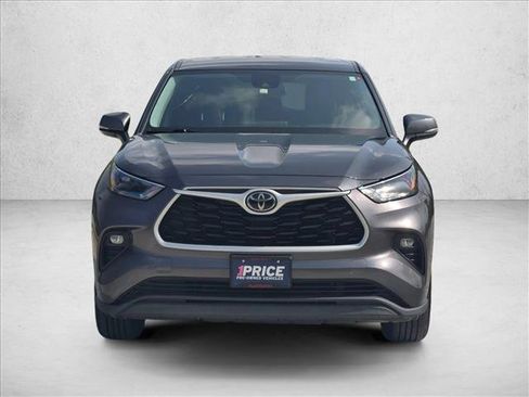 Used 2022 Toyota Highlander LE FWD image 2