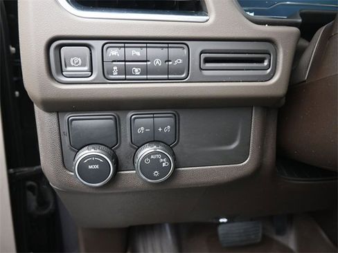 Used 2022 Chevrolet Suburban LT w/ Luxury Package image 21