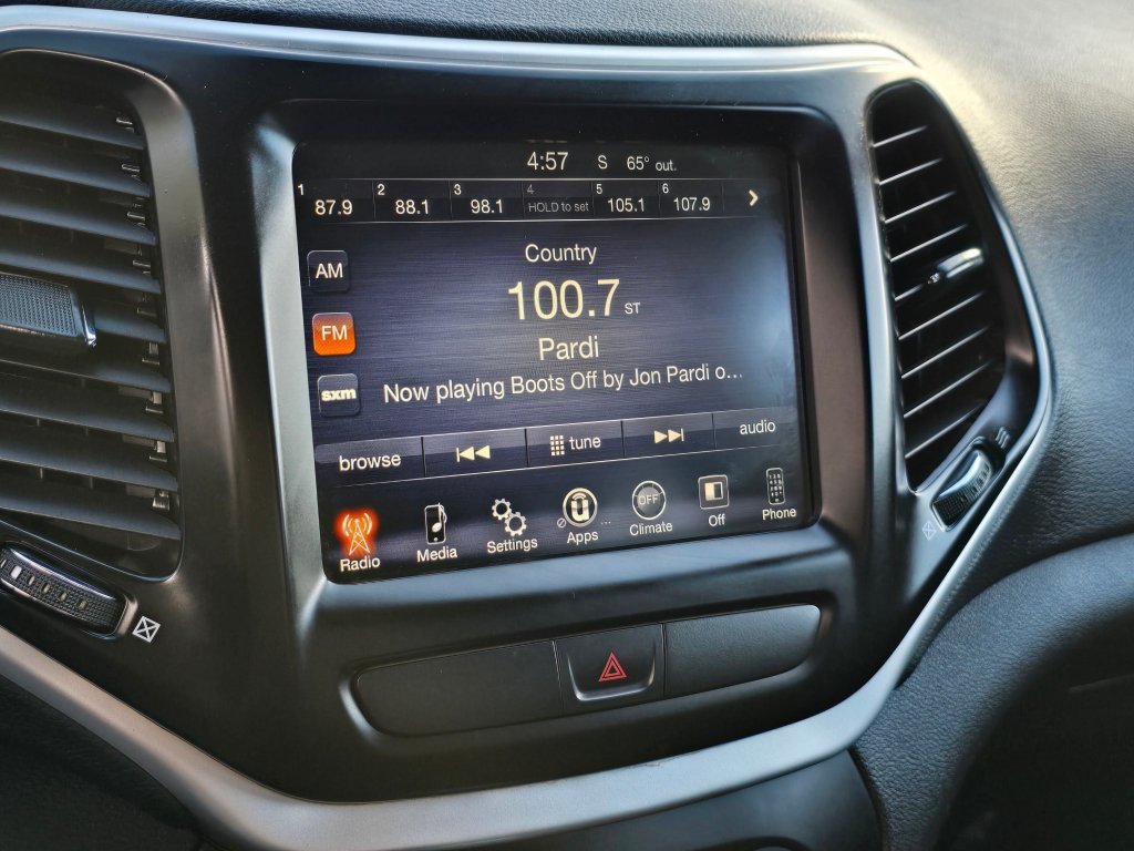Used 2018 Jeep Cherokee Latitude Plus AWD/4WD image 8