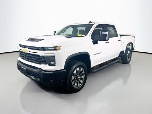 Used 2024 Chevrolet Silverado 2500 Custom w/ Custom Value Package image 3