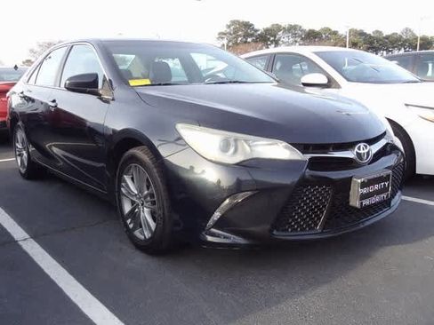 Used 2015 Toyota Camry SE image 3