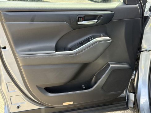 Used 2022 Toyota Highlander XLE FWD image 22