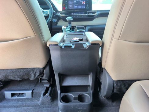 Used 2024 Toyota Sienna XLE FWD image 35